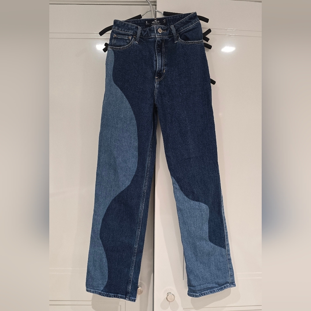 Hollister Women's Two-Tone Ultra High-Rise Dad Jean. Size 1R (W 25 L31)